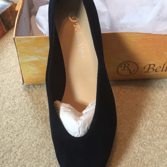 Bella Vita Navy Suede pumps. NWOT - Picture 4 of 8